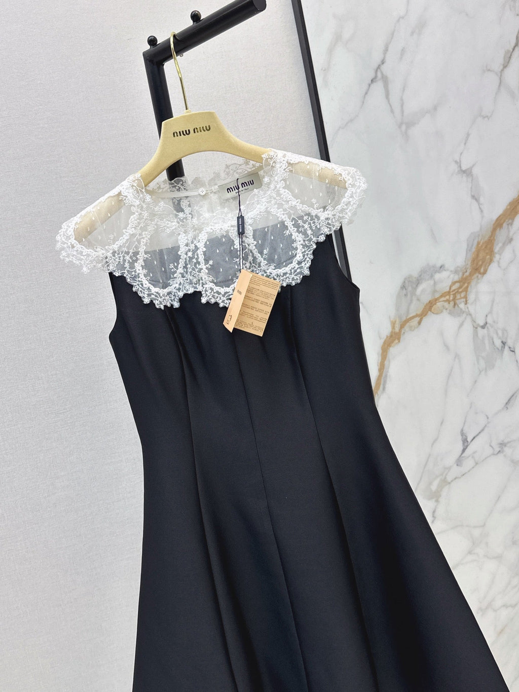 26FW New Sleeveless Dress with Lace-Panel Detail 🤍