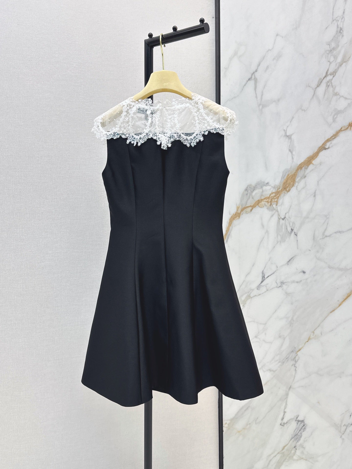 26FW New Sleeveless Dress with Lace-Panel Detail 🤍
