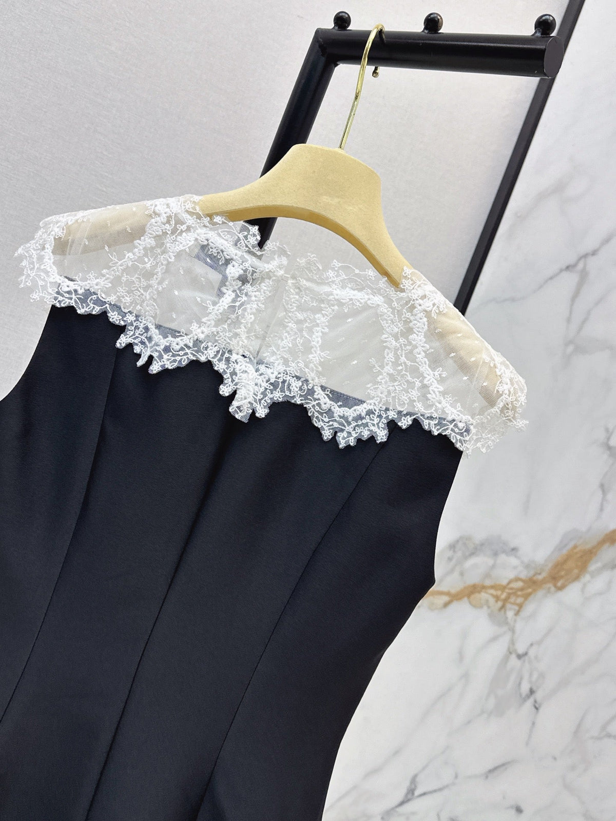 26FW New Sleeveless Dress with Lace-Panel Detail 🤍