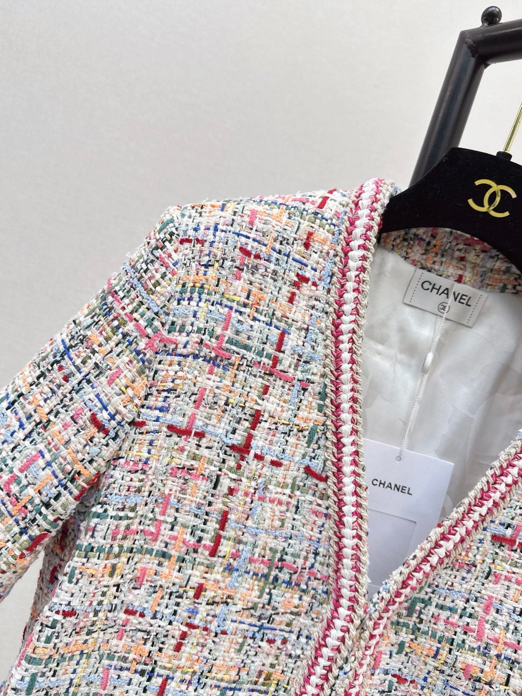 26FW New V-neck knit jacket with contrasting trim 💕