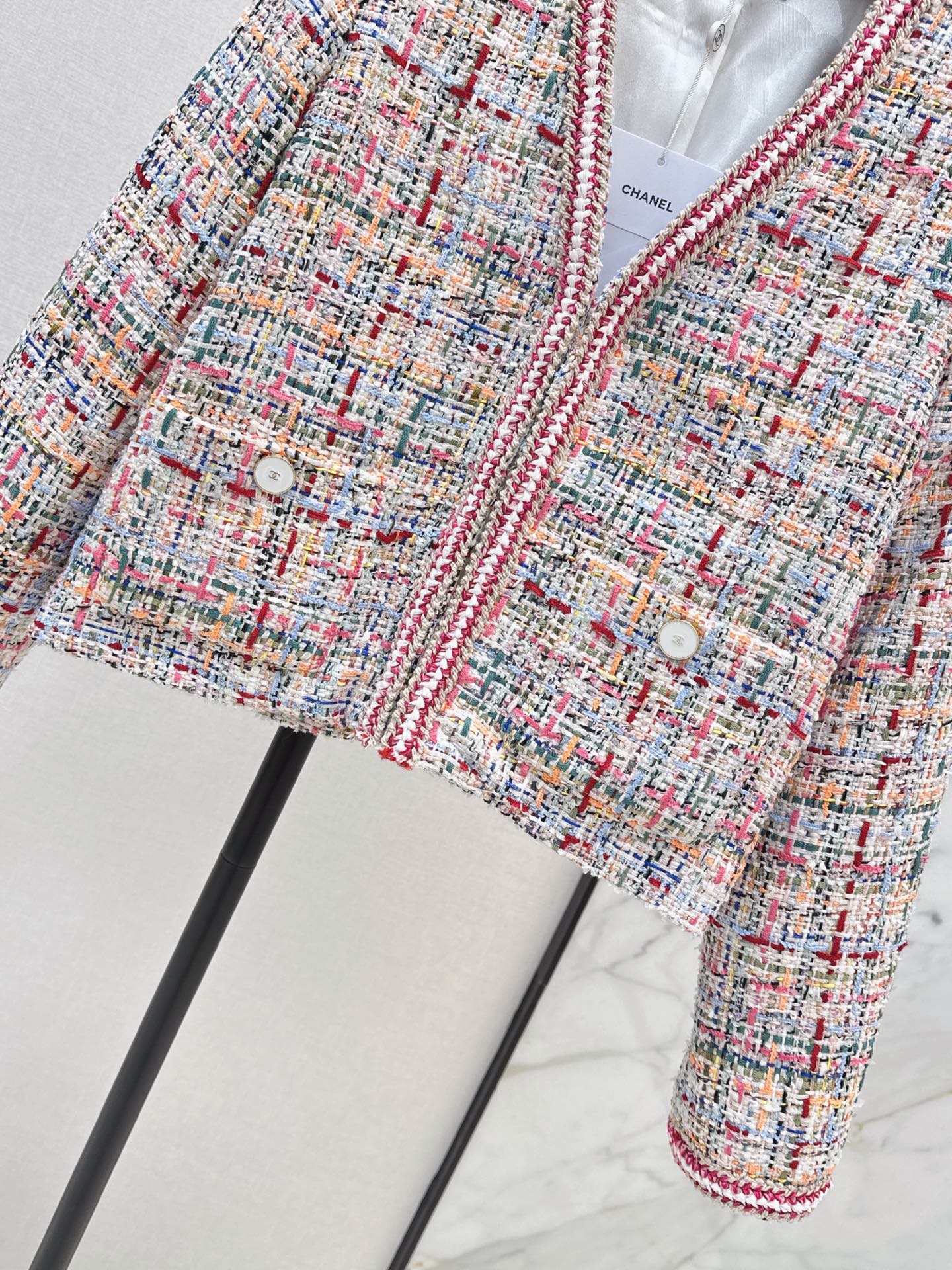 26FW New V-neck knit jacket with contrasting trim 💕