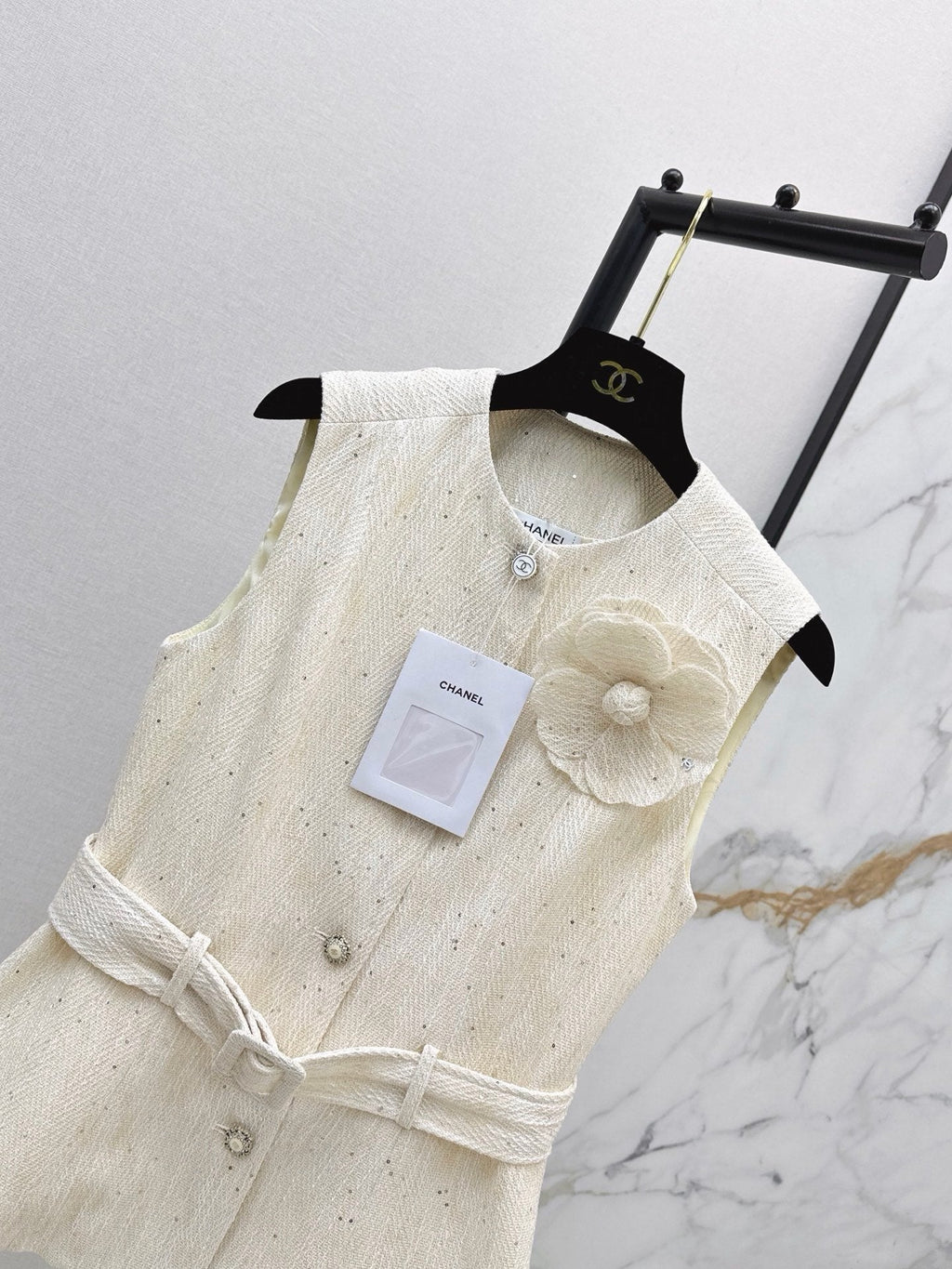 26FW New Sleeveless Knit Vest with 3D Floral Embellishment 🤍
