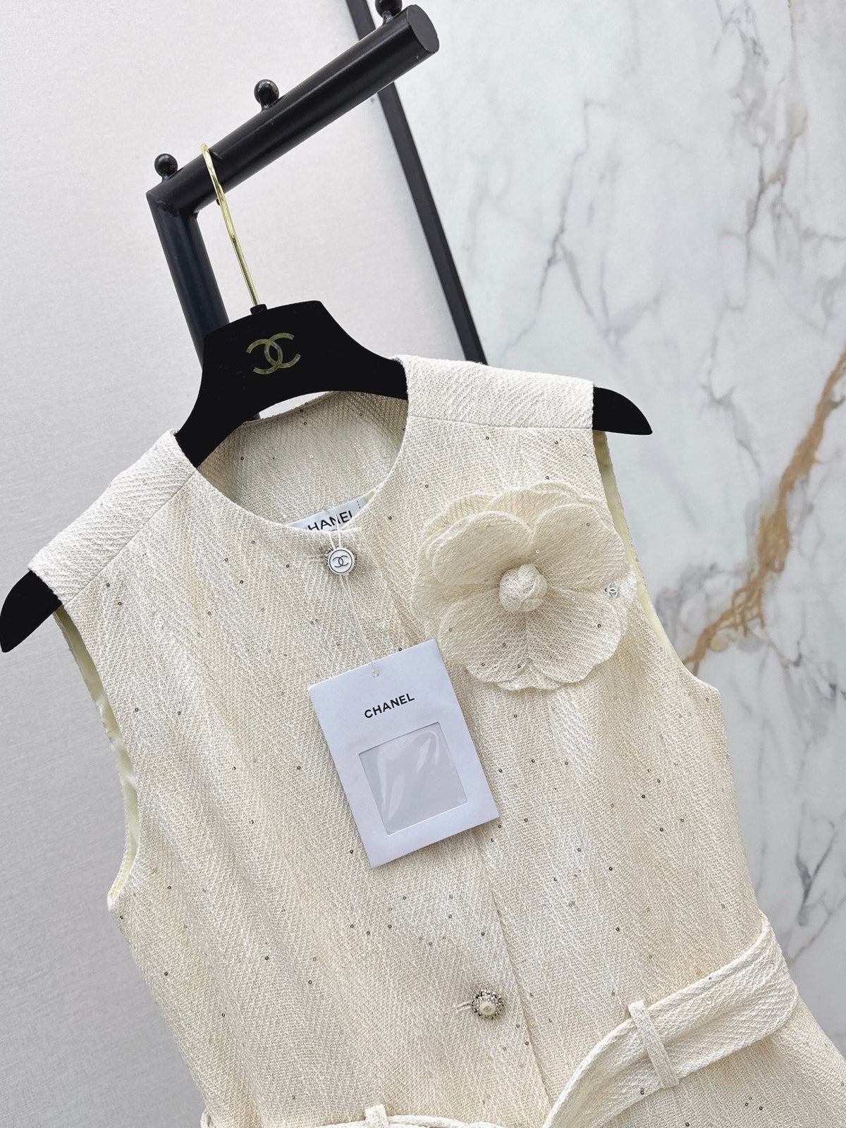26FW New Sleeveless Knit Vest with 3D Floral Embellishment 🤍