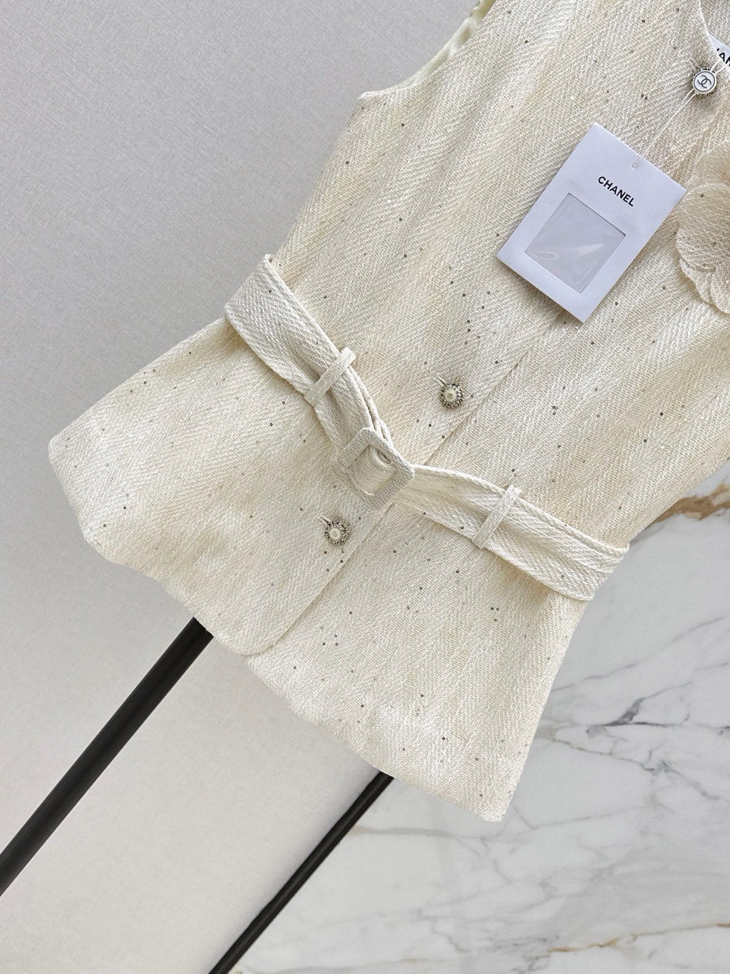 26FW New Sleeveless Knit Vest with 3D Floral Embellishment 🤍