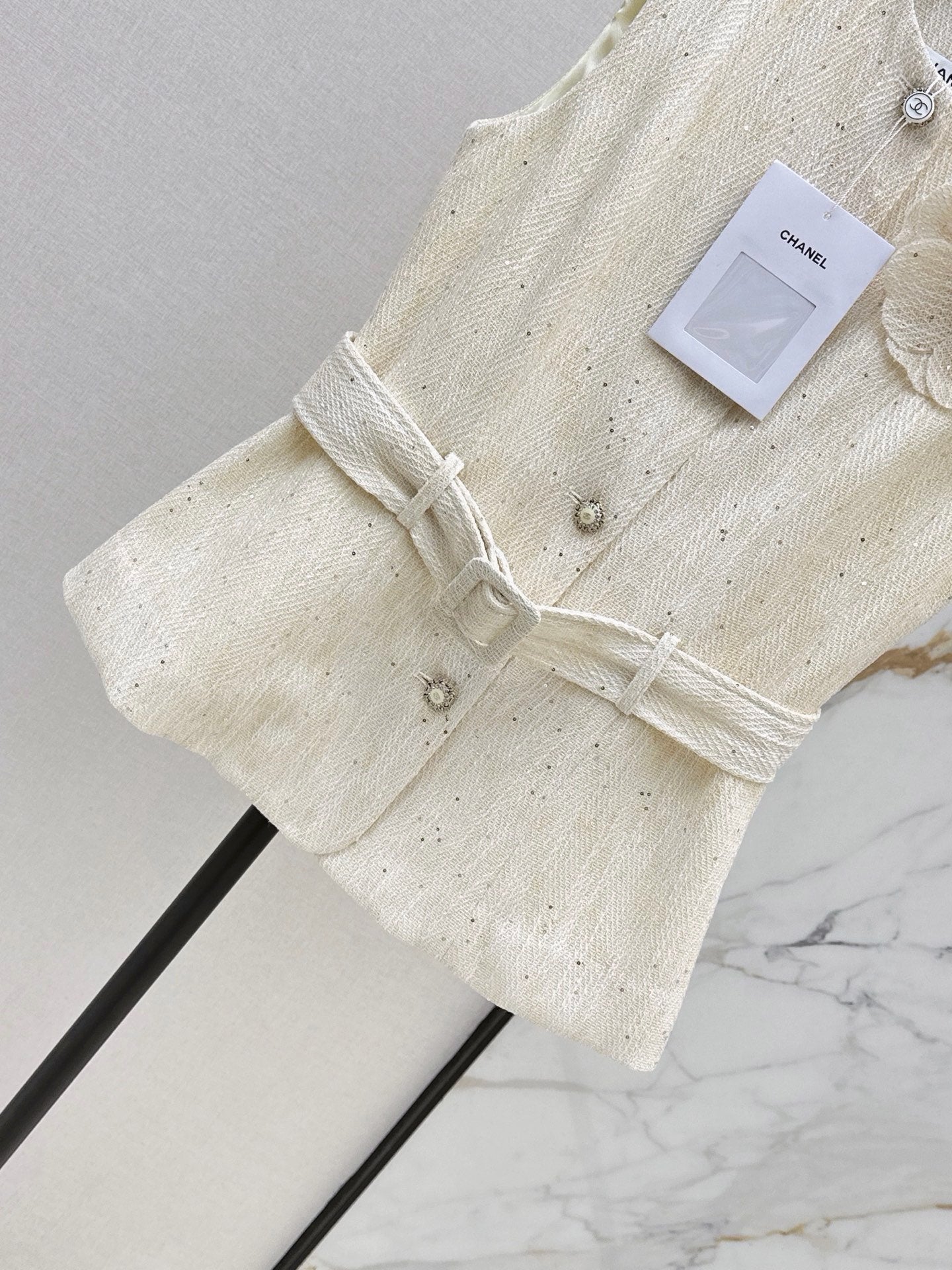 26FW New Sleeveless Knit Vest with 3D Floral Embellishment 🤍