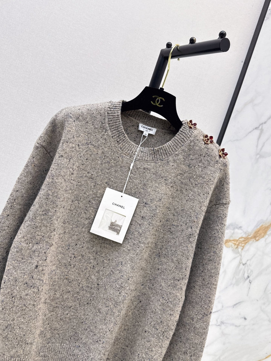 🔥Highest Quality🔥 26FW New Métiers d'Art Collection: Grey heathered pullover sweater featuring 3D camellia shoulder detailing 🩶