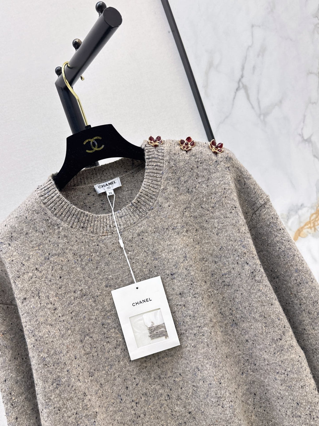 🔥Highest Quality🔥 26FW New Métiers d'Art Collection: Grey heathered pullover sweater featuring 3D camellia shoulder detailing 🩶