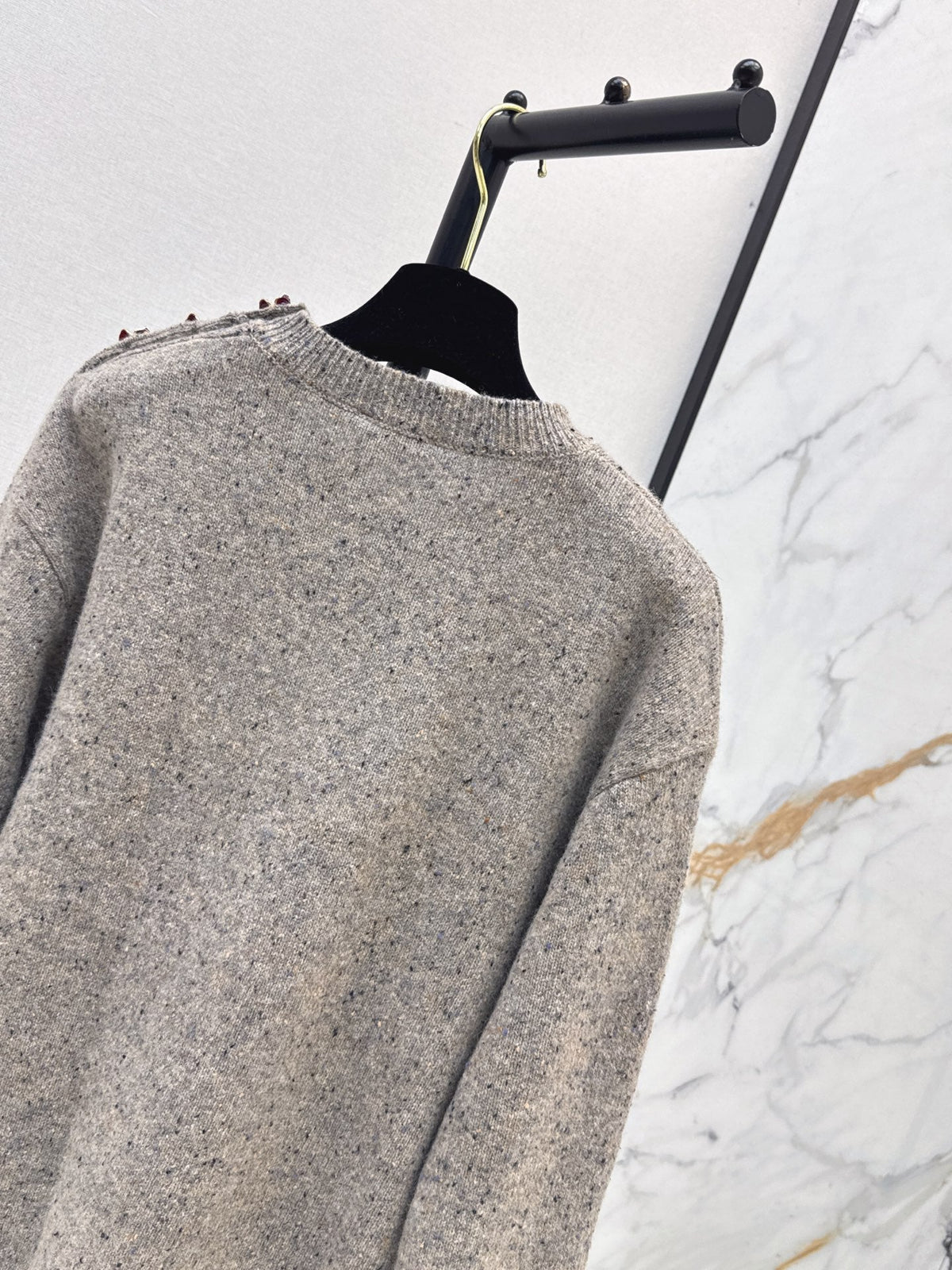 🔥Highest Quality🔥 26FW New Métiers d'Art Collection: Grey heathered pullover sweater featuring 3D camellia shoulder detailing 🩶