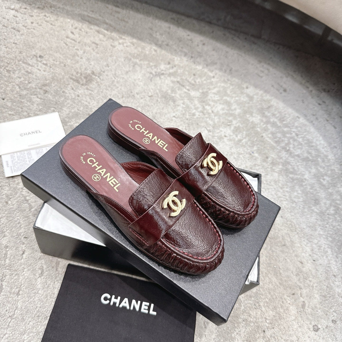 26FW New Pleated Flat Mule Mules – Vintage-Style Closed-Toe Slip-Ons