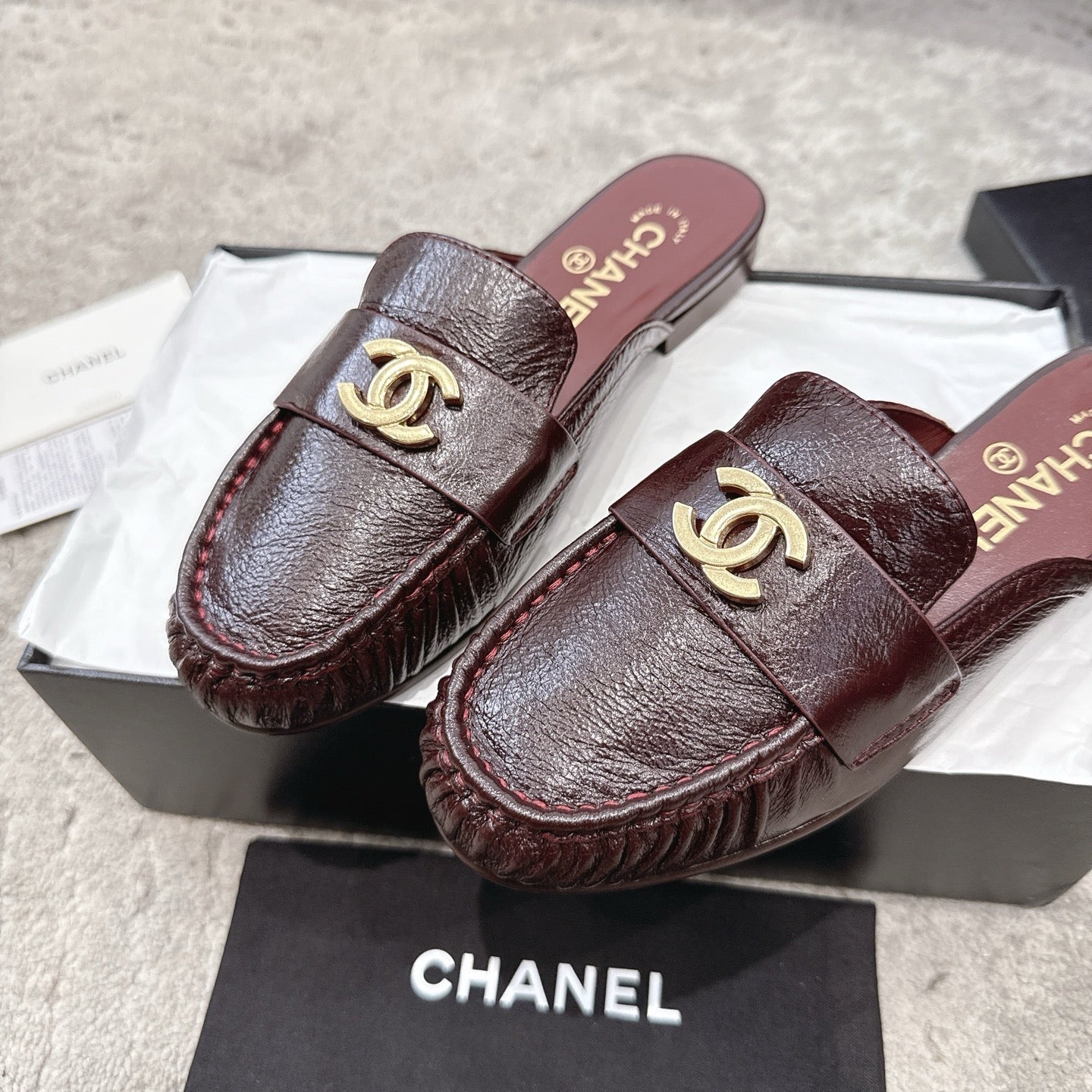 26FW New Pleated Flat Mule Mules – Vintage-Style Closed-Toe Slip-Ons