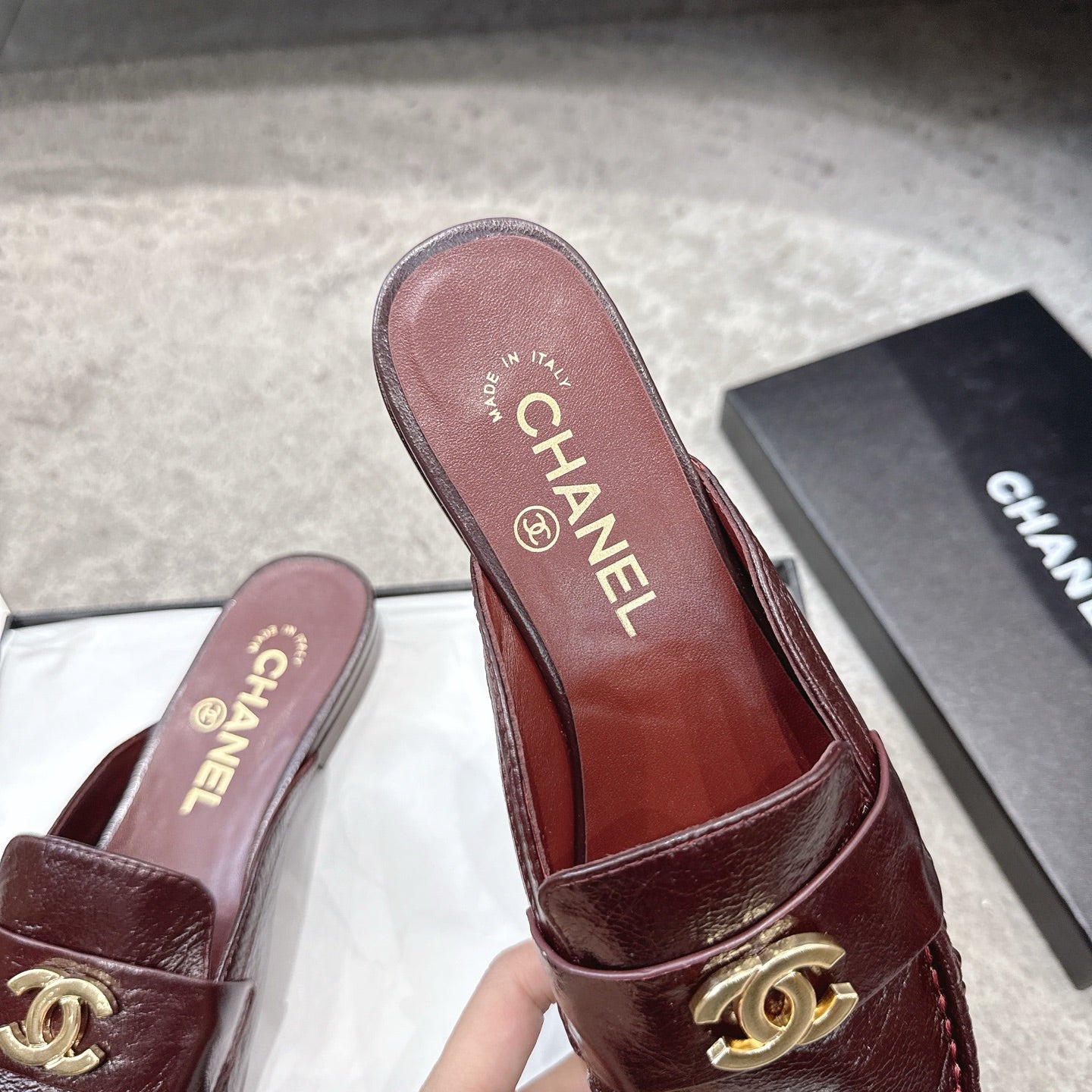 26FW New Pleated Flat Mule Mules – Vintage-Style Closed-Toe Slip-Ons