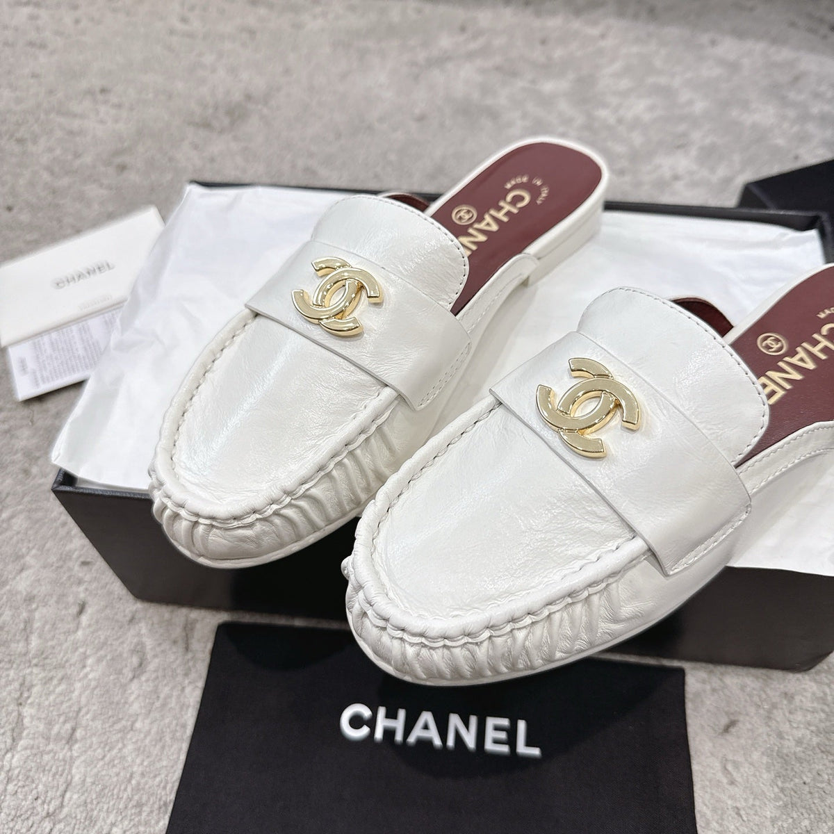 26FW New Pleated Flat Mule Mules – Vintage-Style Closed-Toe Slip-Ons
