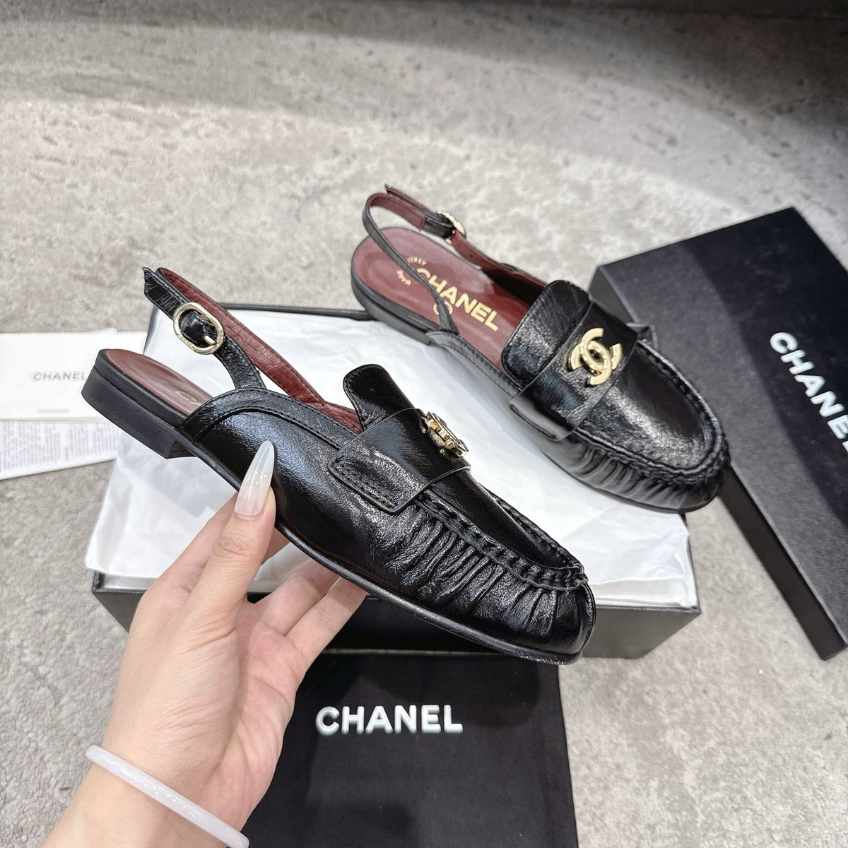 26FW New Pleated Flat Mules – Vintage-Style Closed-Toe Sandals