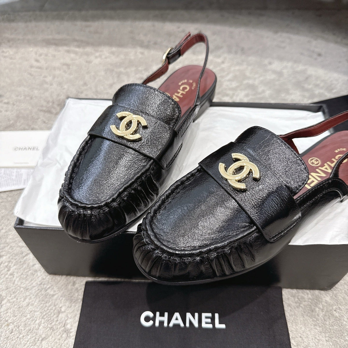 26FW New Pleated Flat Mules – Vintage-Style Closed-Toe Sandals