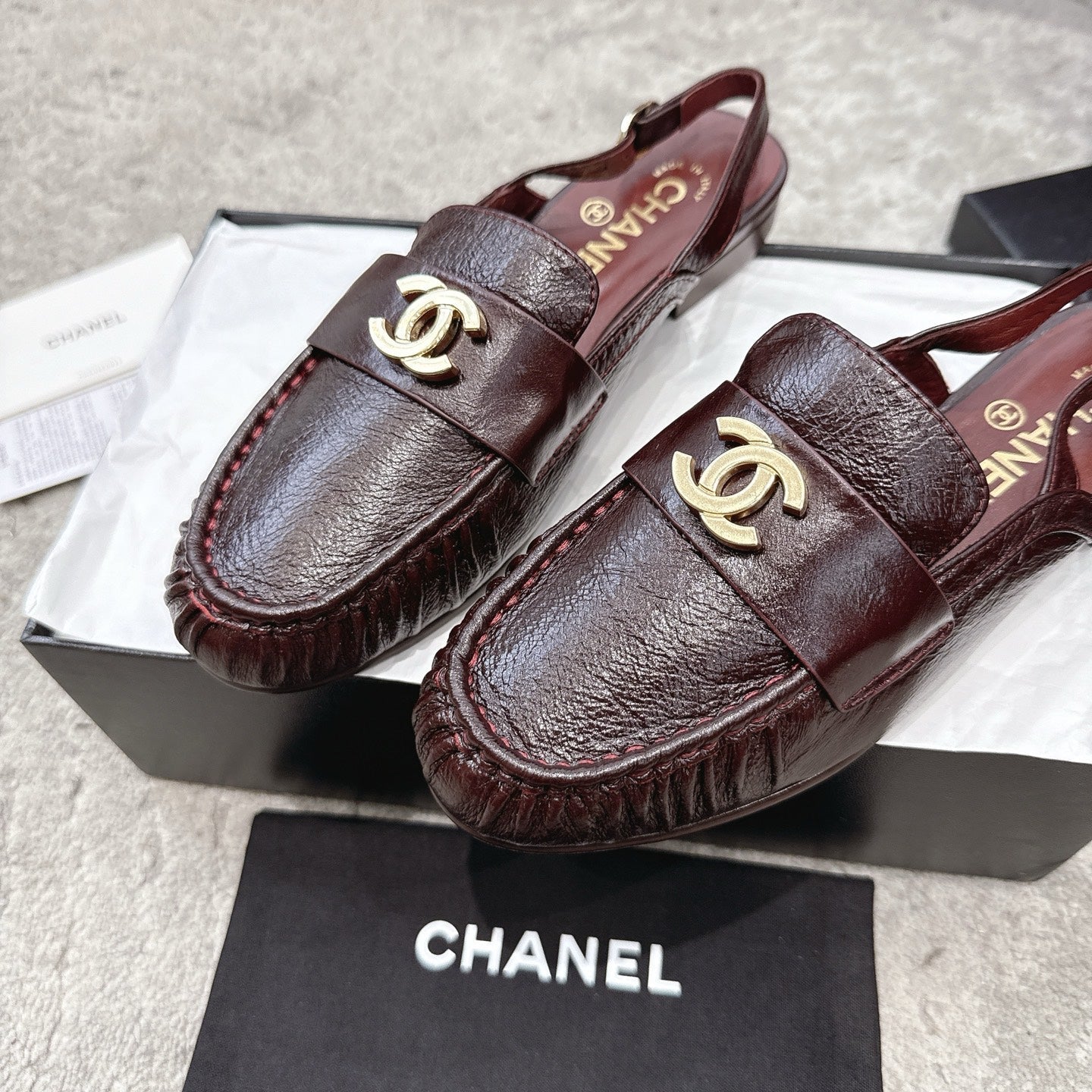 26FW New Pleated Flat Mules – Vintage-Style Closed-Toe Sandals