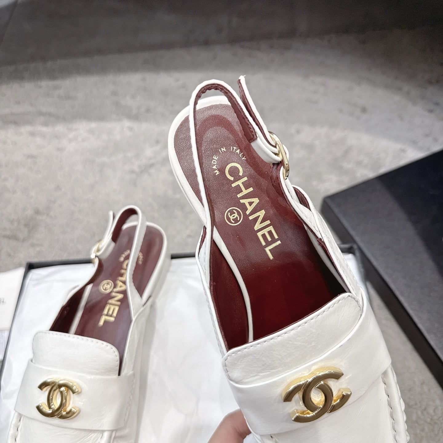 26FW New Pleated Flat Mules – Vintage-Style Closed-Toe Sandals