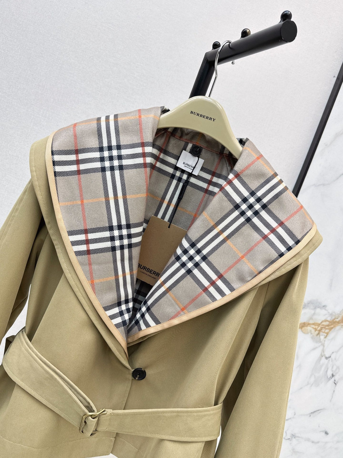 26FW New: Two-piece set featuring a trench coat with a large lapel and a plaid inner layer 🤎