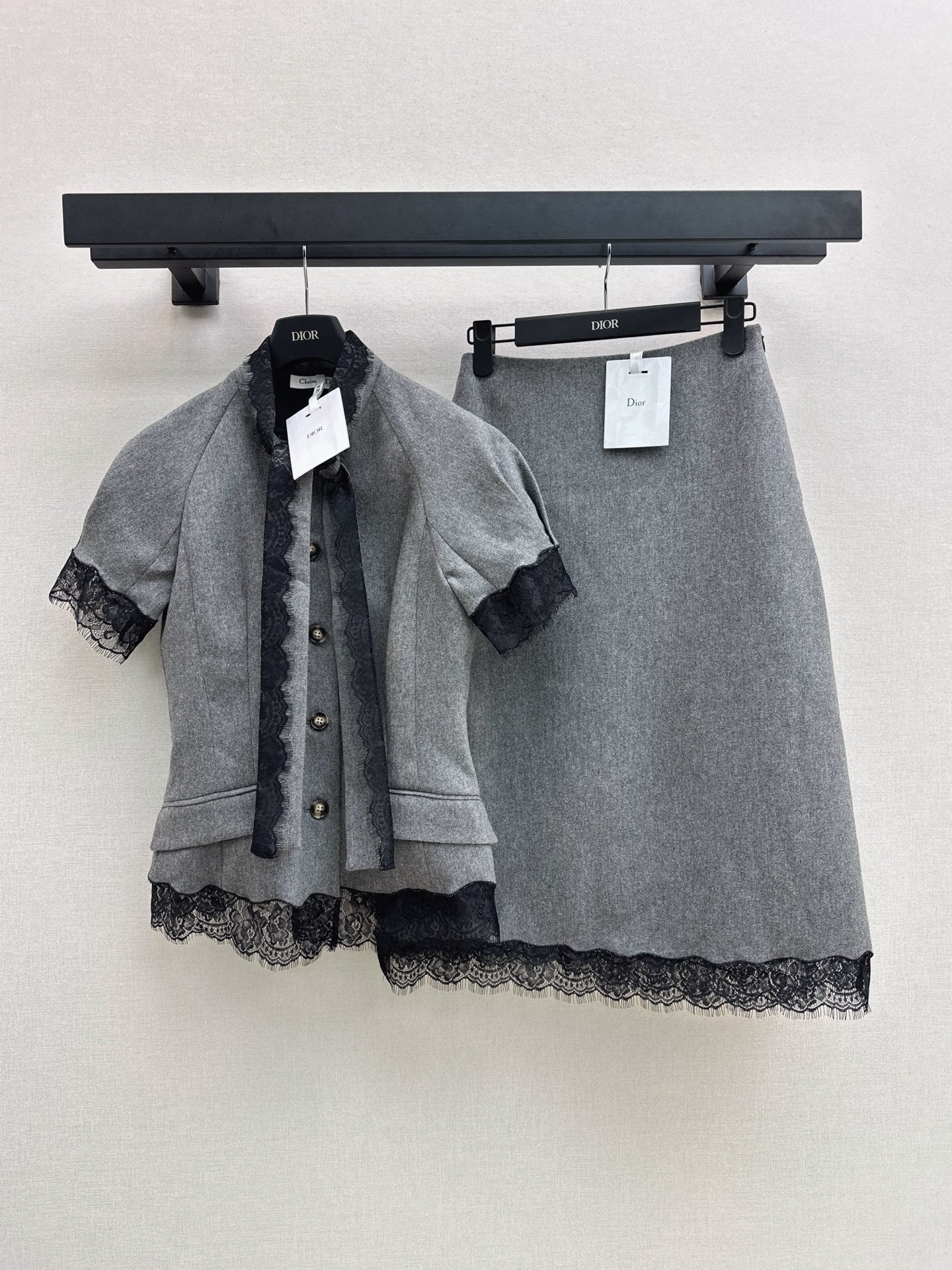 26FW New Short-Sleeve Top with Lace Paneling and Ribbon Detail 🩶