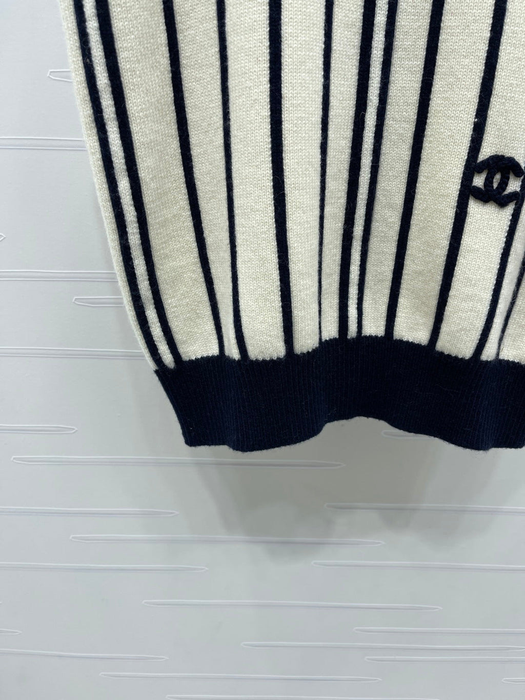 26FW New Vertical-Stripe V-Neck Knit Vest