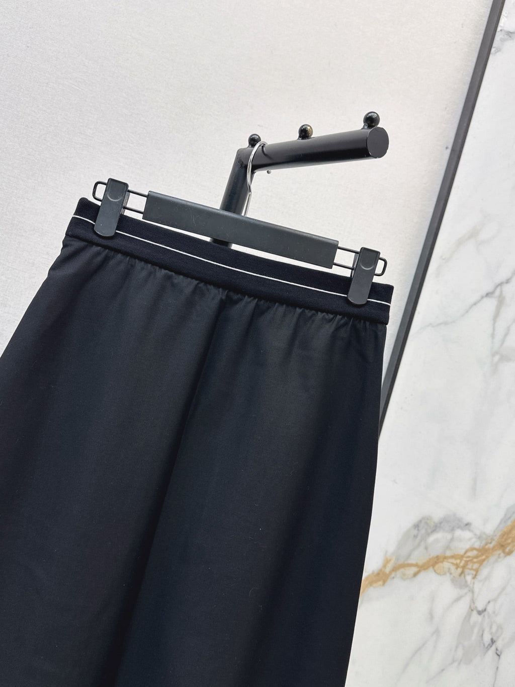 26FW New Long Skirt with Elastic Waist and Triangle Logo Detail 🖤