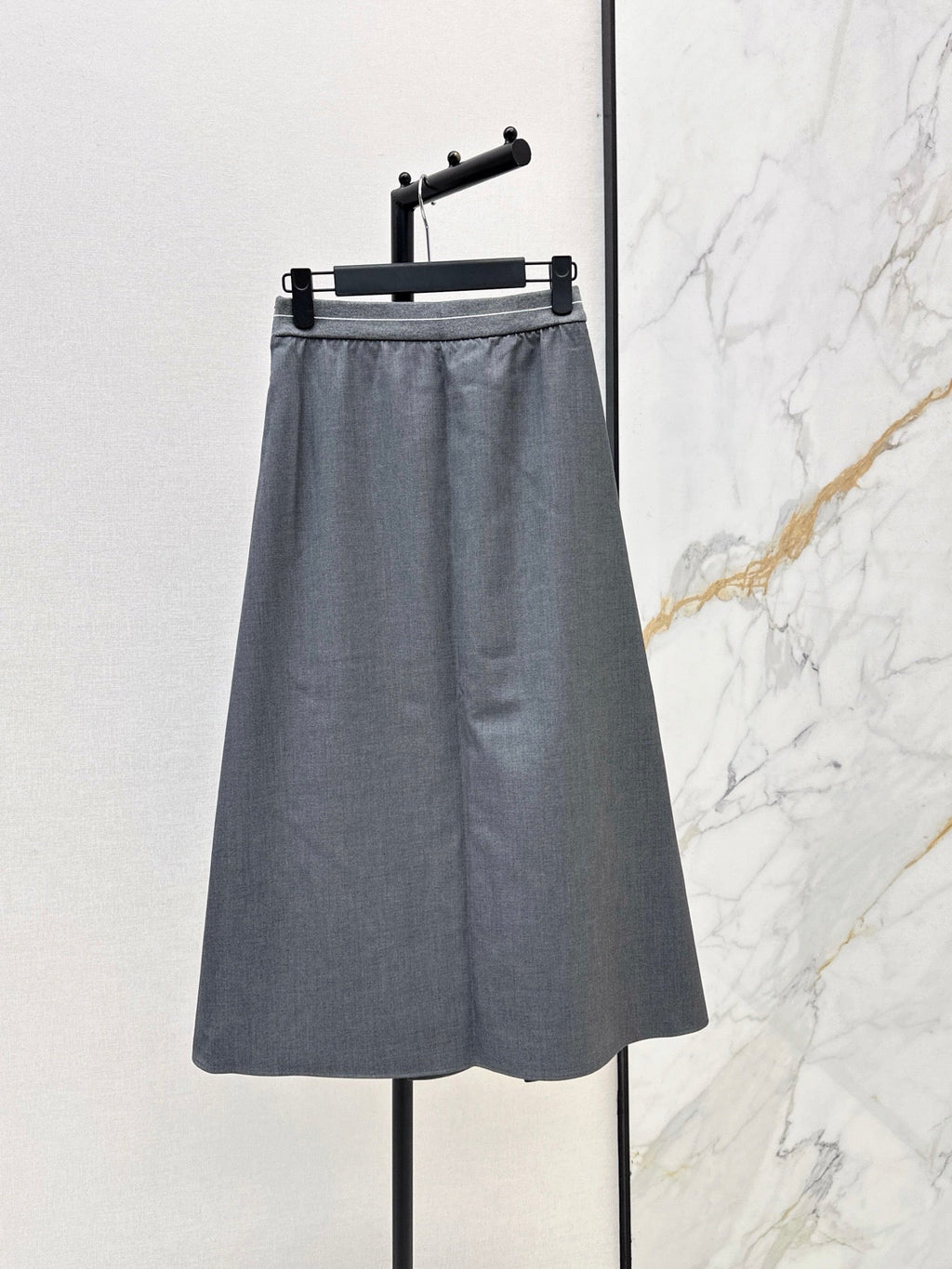 26FW New Long Skirt with Elastic Waist and Triangle Logo Detail 🖤