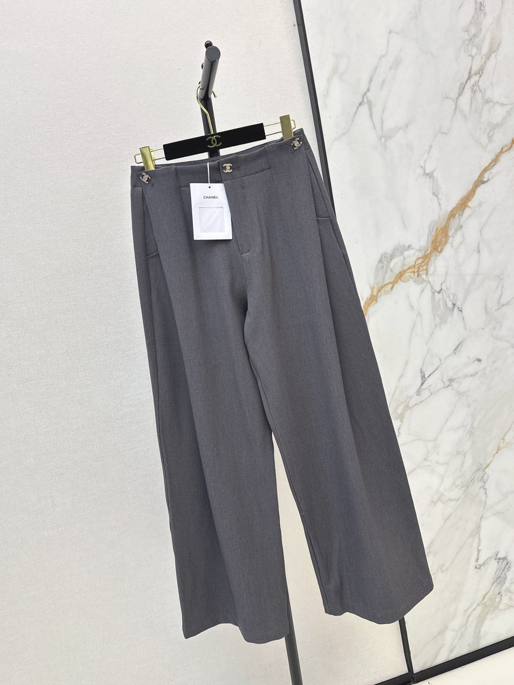 26FW Straight-Leg Wide-Leg Trousers with New Logo Hardware 🖤