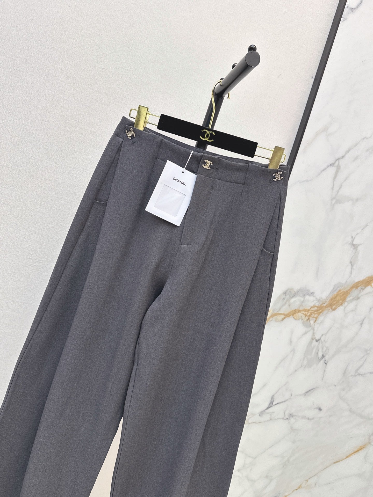 26FW Straight-Leg Wide-Leg Trousers with New Logo Hardware 🖤