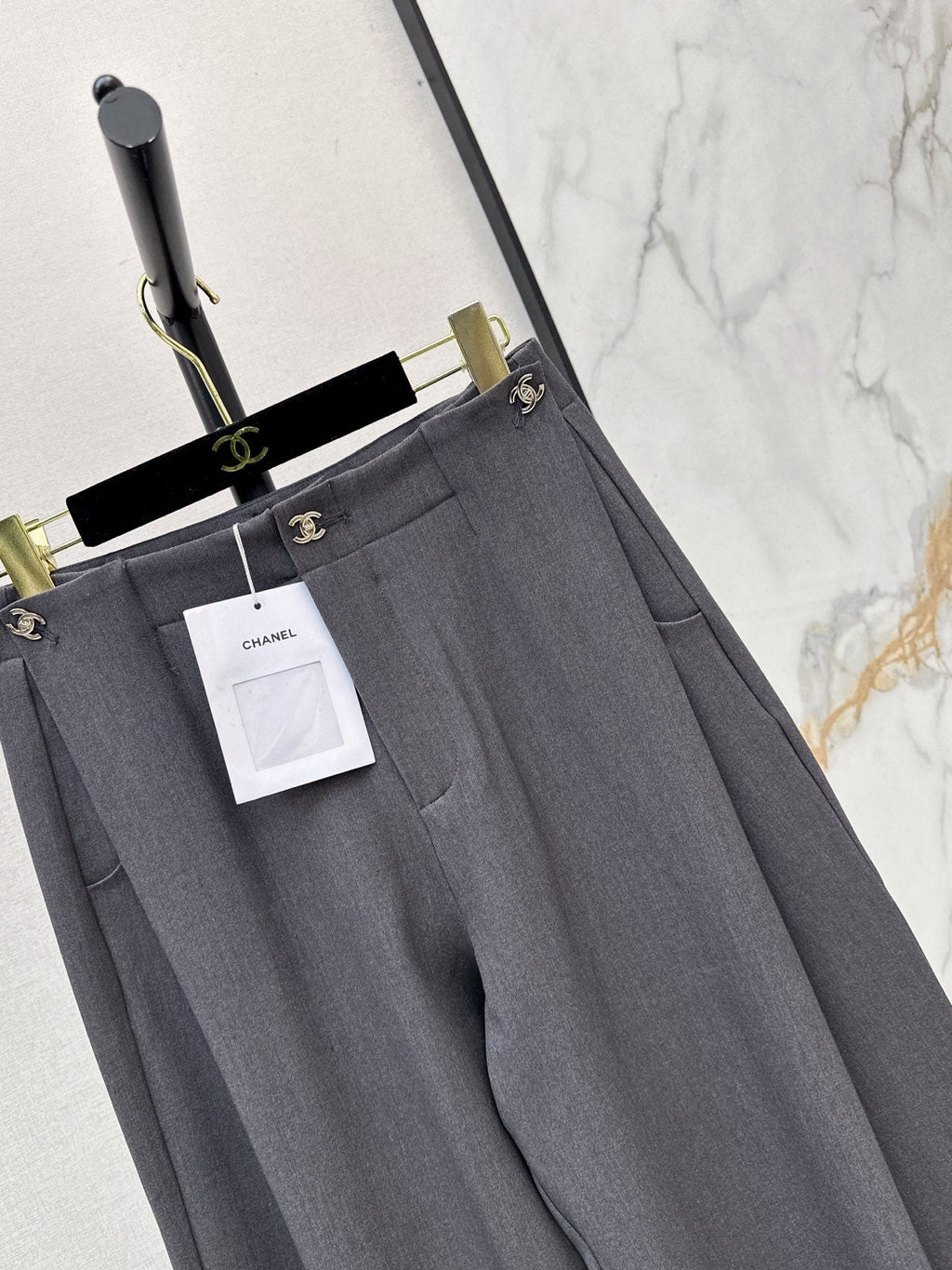 26FW Straight-Leg Wide-Leg Trousers with New Logo Hardware 🖤