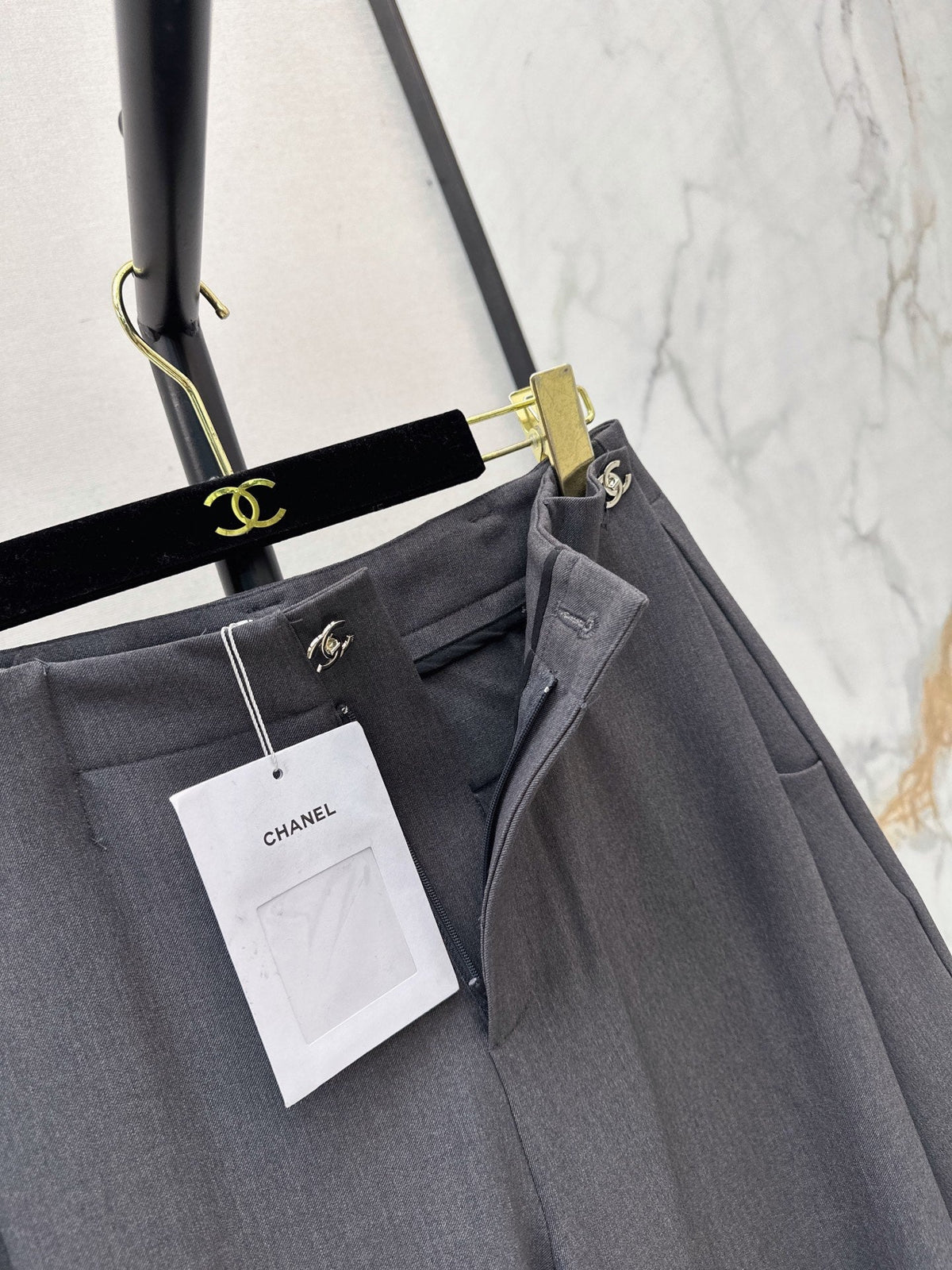 26FW Straight-Leg Wide-Leg Trousers with New Logo Hardware 🖤