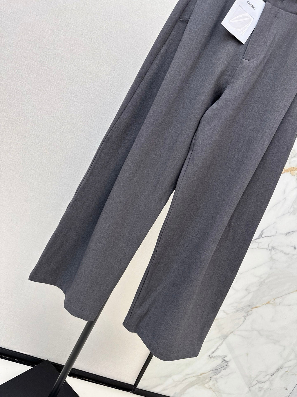 26FW Straight-Leg Wide-Leg Trousers with New Logo Hardware 🖤