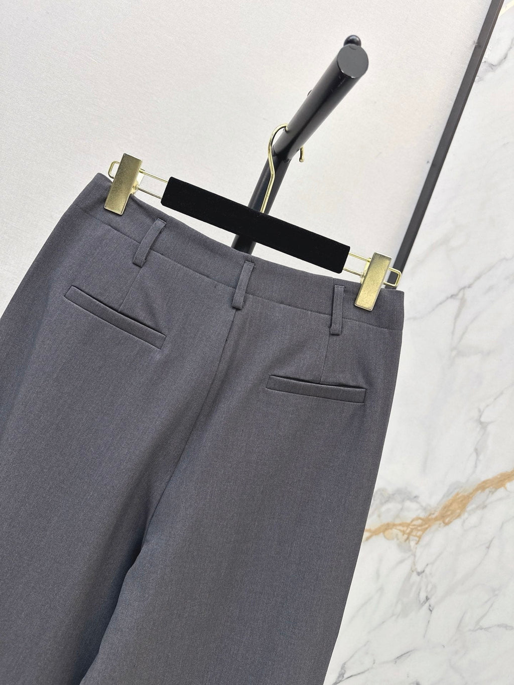 26FW Straight-Leg Wide-Leg Trousers with New Logo Hardware 🖤