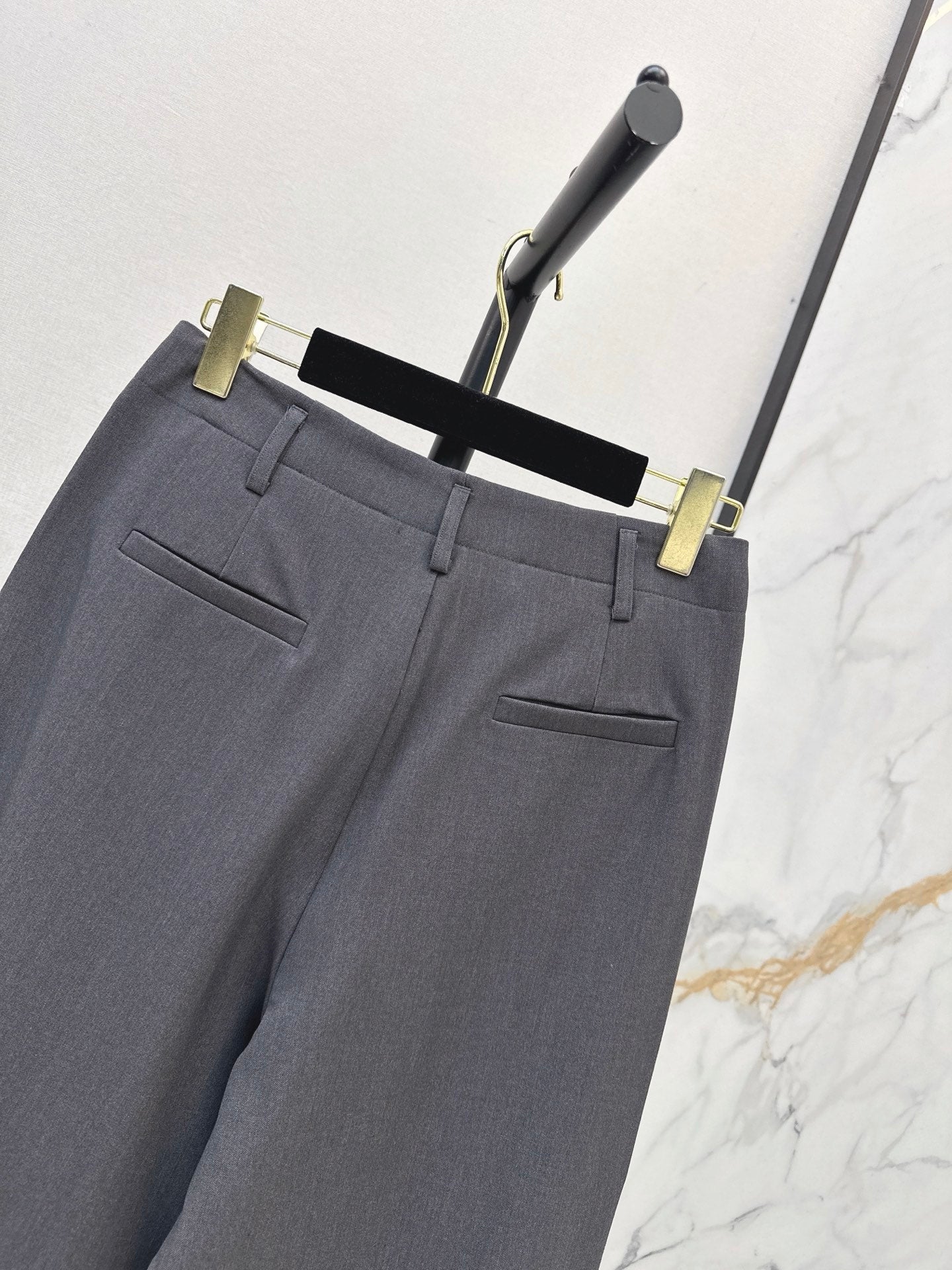 26FW Straight-Leg Wide-Leg Trousers with New Logo Hardware 🖤