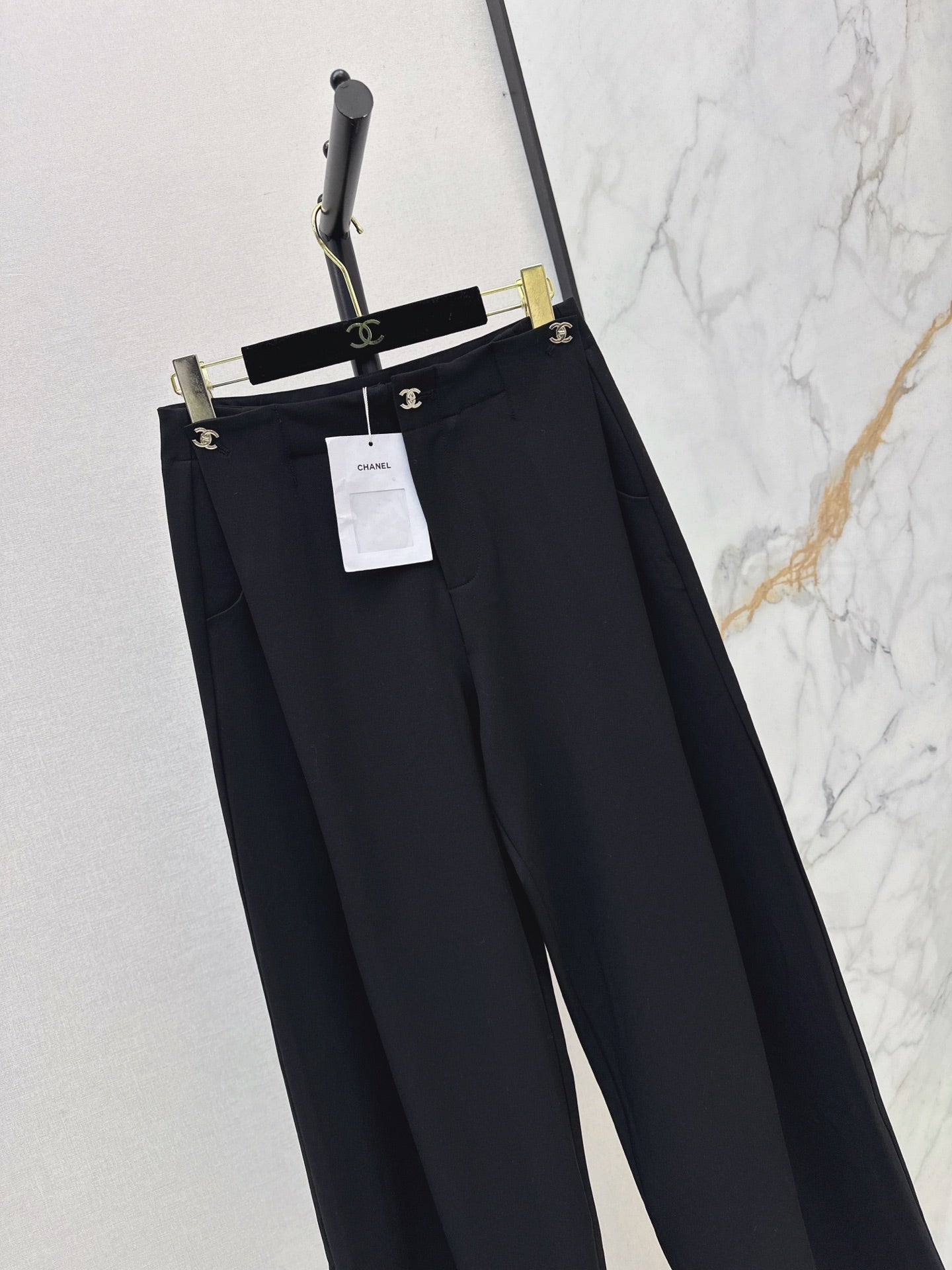 26FW Straight-Leg Wide-Leg Trousers with New Logo Hardware 🖤